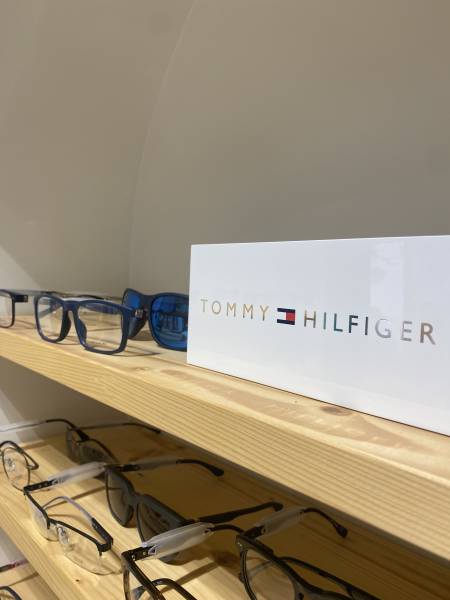 Se procurer des lunettes de vue pour homme Tommy Hilfiger chez un opticien de Strasbourg